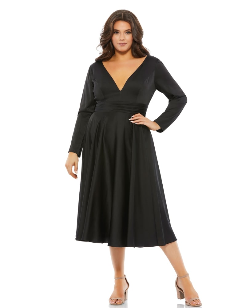 Front of a model wearing a size 14W Satin Long Sleeve Sweetheart Flowy Midi Dress in BLACK by Mac Duggal. | dia_product_style_image_id:290066